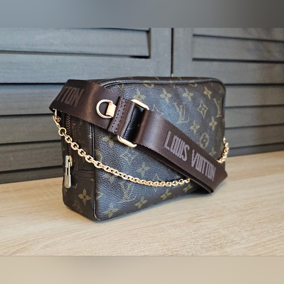 Authentic LOUIS VUITTON Trousse De Toilette 23 Crossbody Bag - Picture 12 of 12